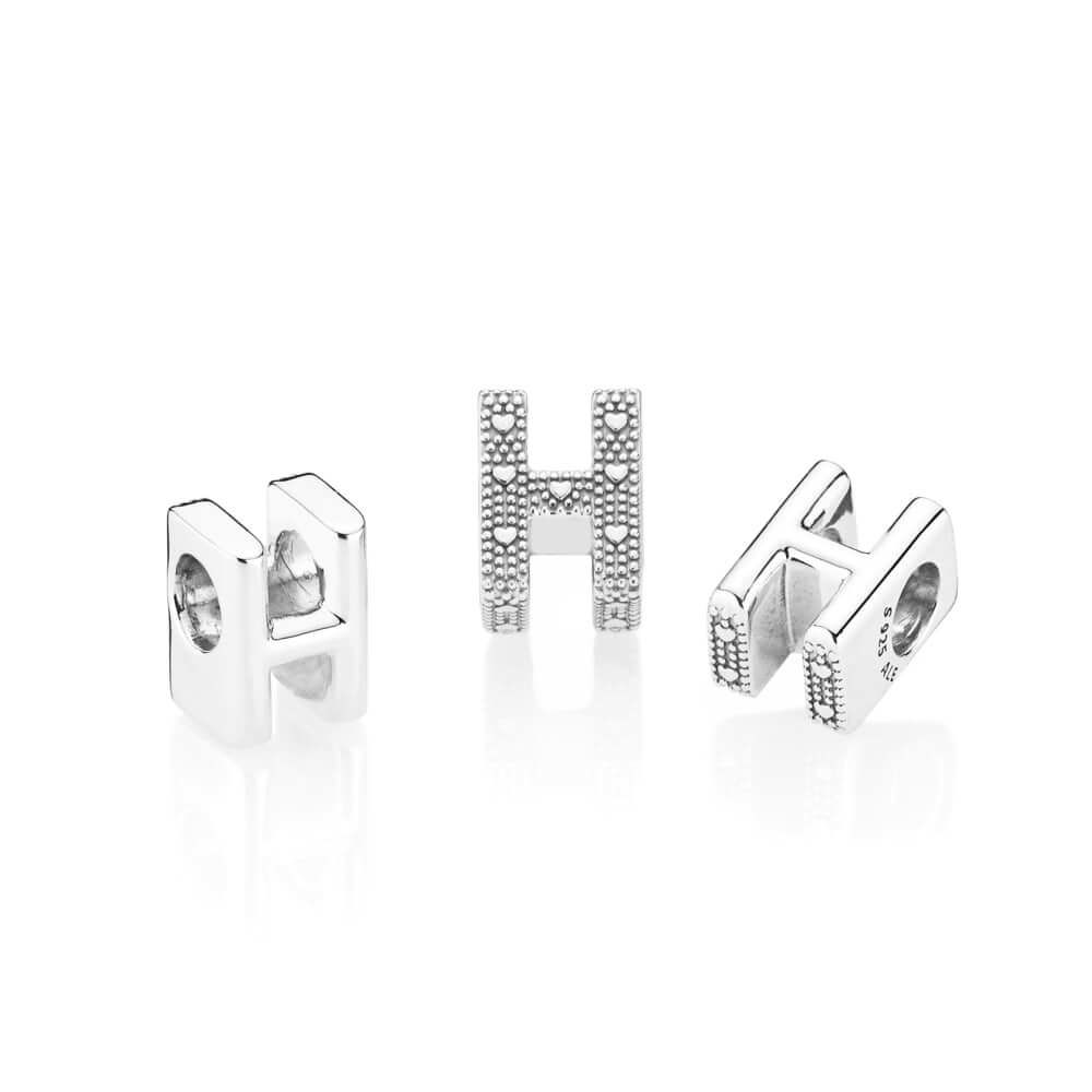 Charm perhiasan bentuk huruf Pandora.